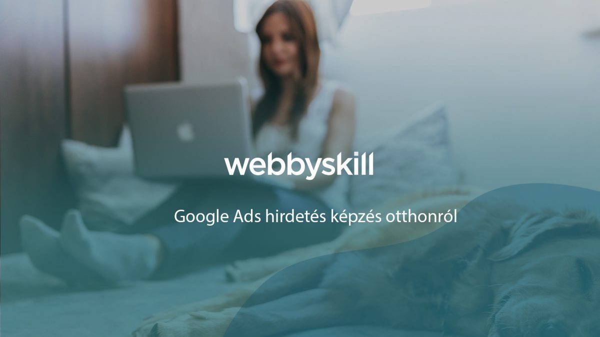 Webbyskill Google Ads hirdetés képzésén hallgató távmunkában dolgozik és tanul. otthonról, kutyával.